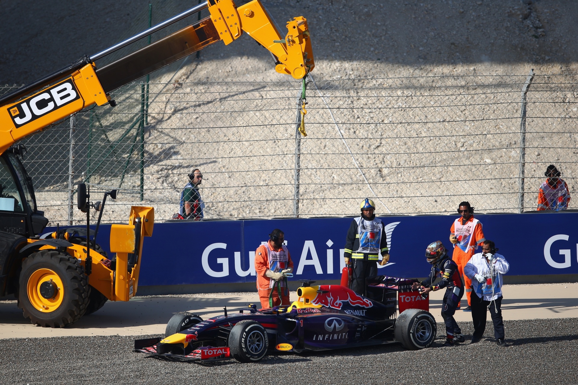 05.abr.2014 - Carro de Vettel é retirado da pista após o piloto alemão rodar durante a terceira sessão de treinos livres para o GP do Bahrein - Paul Gilham/Getty Images