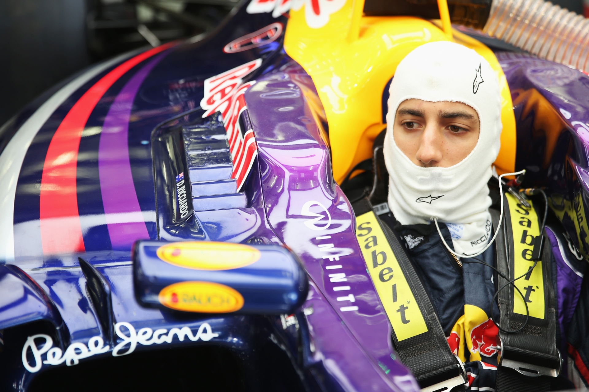 05.abr.2014 - Daniel Ricciardo se prepara para guiar sua RBR na terceira sessão de treinos livres do GP do Bahrein. O australiano ficou em 13º - Mark Thompson/Getty Images