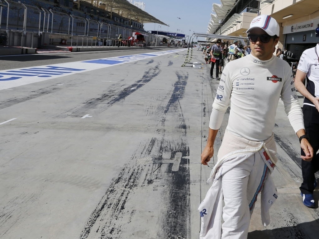 05.abr.2014 - Felipe Massa caminha pelos boxes do circuito de Sakhir. O brasileiro fechou a terceira sessão de treinos livres para o GP do Bahrein na quinta posição - HAMAD I MOHAMMED/Reuters