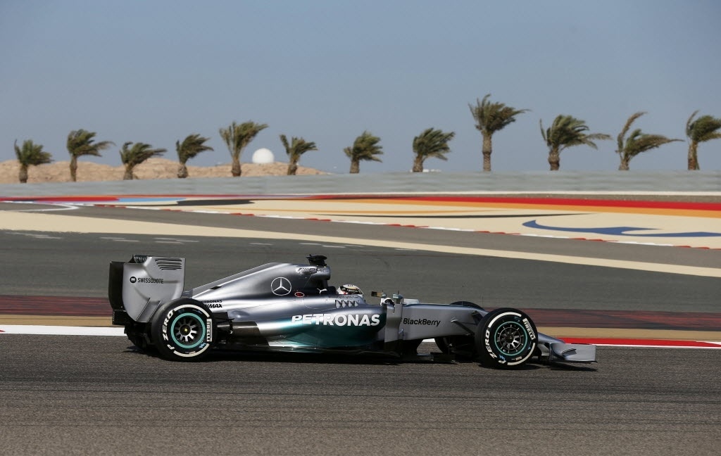 05.abr.2014 - Lewis Hamilton fez o melhor tempo pela terceira vez consecutiva nos treinos livres para o GP do Bahrein - STEVE CRISP/Reuters