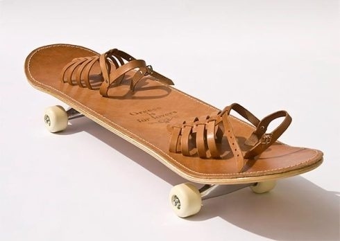 Um skate de couro com sandálias no estilo cangaceiro tem o nome de ?Grécia para os amantes?
