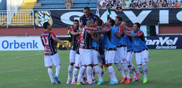Jogadores do Joinville comemoram gol em vitória diante do Figueirense - Site oficial do Joinville