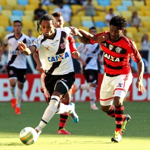 Everton Costa, do Vasco, tenta escapar da marcação de flamenguista - Julio Cesar Guimaraes/UOL