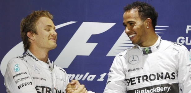 Rosberg e Hamilton se cumprimentam após disputa acirrada no Bahrein; relação azedaria ao longo do ano - THAIER AL-SUDANI/Reuters