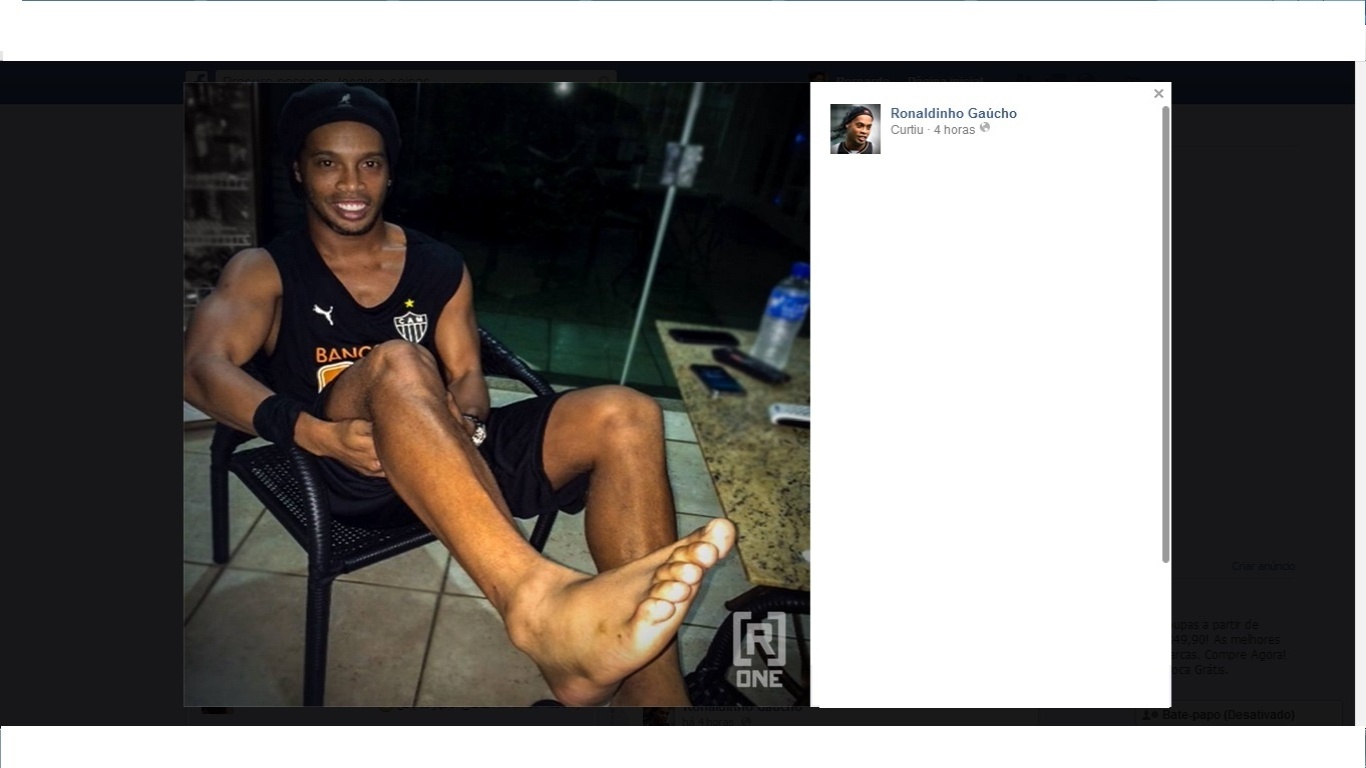6 abril 2014 - Ronaldinho Gaúcho exibe imagem, pelas redes sociais, do tornozelo direito inchado, que o impediu de enfrentar o Cruzeiro