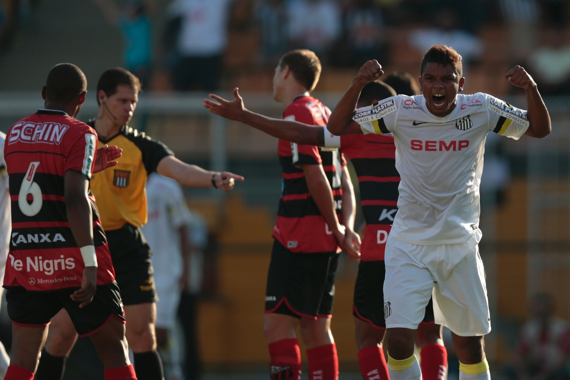 6.abr.2014 - David Braz, zagueiro do Santos, comemora pênalti marcado para a equipe na final do Paulistão contra o Ituano - Fabio Braga/Folhapress