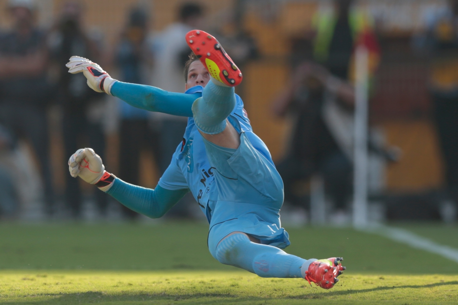 6.abr.2014 - Goleiro Vagner, do Ituano, observa a bola passar por cima do gol em pênalti mal batido por Cícero - Fabio Braga/Folhapress