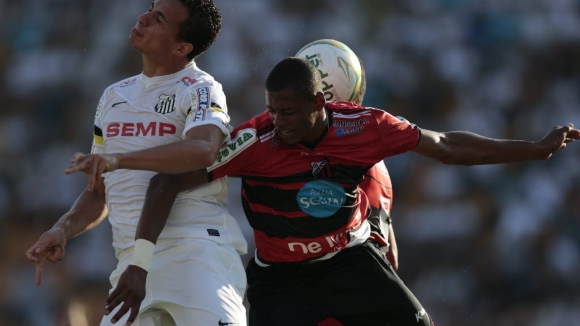6.abr.2014 - Leandro Damião tenta a jogada aérea na final contra Ituano, no estádio do Pacaembu - Fabio Braga/Folhapress