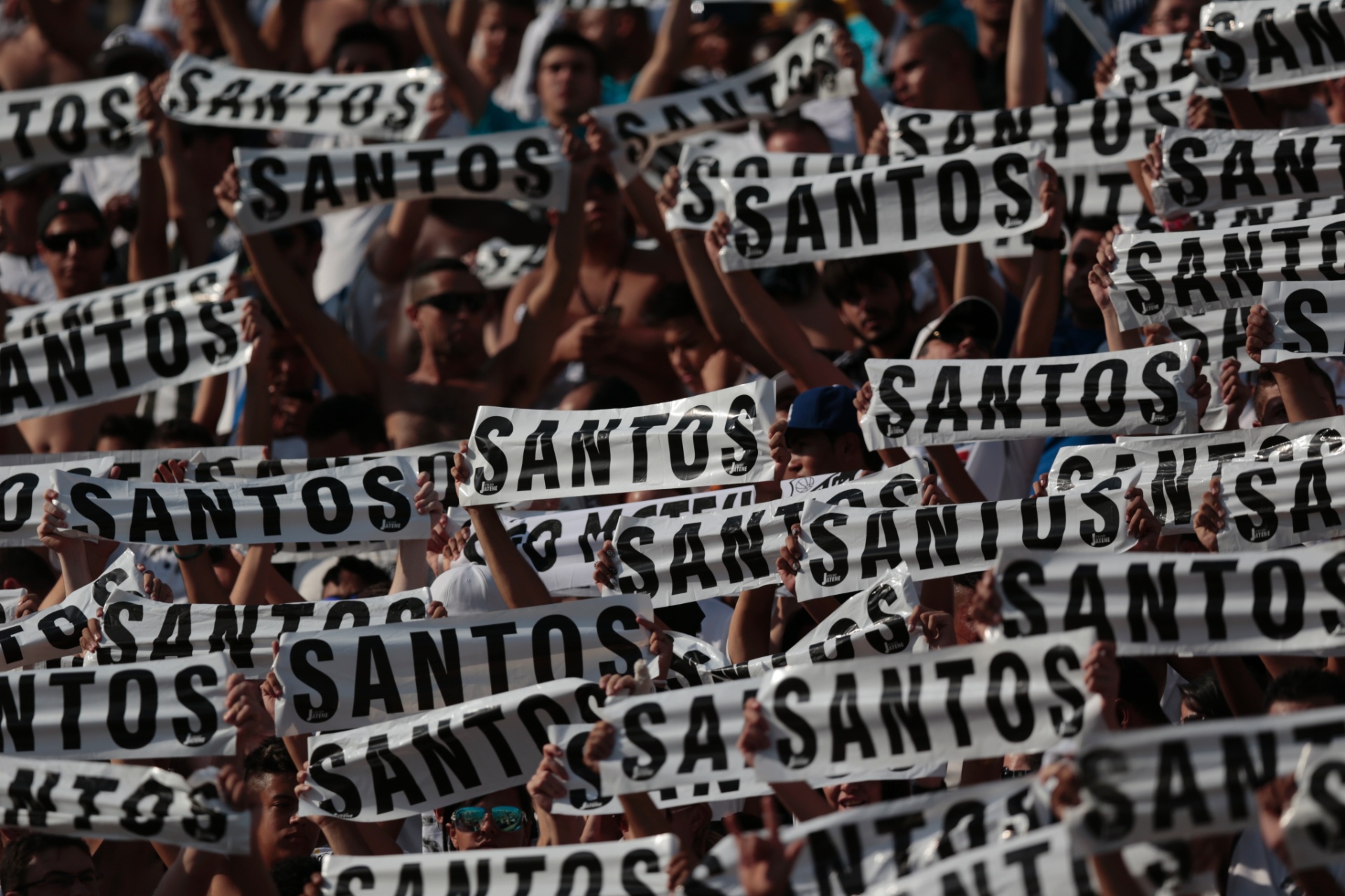 6.abr.2014 - Torcida do Santos faz a festa no estádio do Pacaembu antes do início da decisão do Campeonato Paulista - Fabio Braga/Folhapress