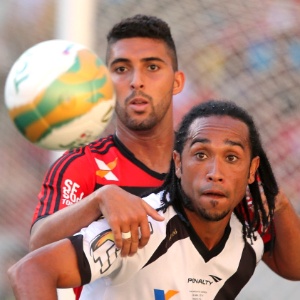 Éverton Costa, do Vasco, tenta dominar o passe que recebeu na final carioca - Julio Cesar Guimaraes/UOL