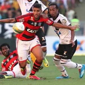 Flamengo e Vasco fizeram um primeiro tempo bastante disputado no Maracanã - Julio Cesar Guimaraes/UOL