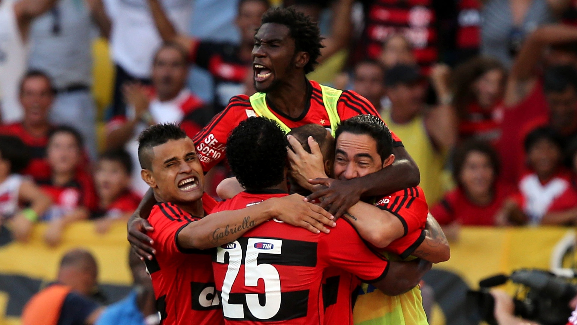Jogadores do Flamengo comemoram gol de empate contra o Vasco na final carioca - Julio Cesar Guimaraes/UOL