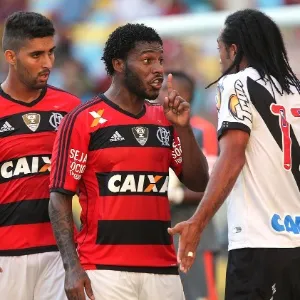 Jogadores do Flamengo e do Vasco se desentendem durante a final do Carioca - Julio Cesar Guimaraes/UOL