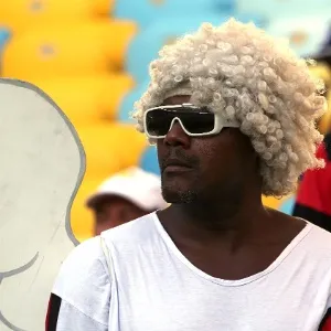 Torcedor comparece ao Maracanã fantasiado para acompanhar Vasco x Flamengo - Julio Cesar Guimaraes/UOL