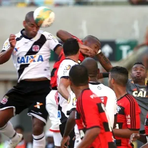 Zagueiro Rodrigo cabeceia para abrir o placar para o Vasco - Julio Cesar Guimaraes/UOL