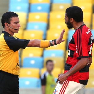 Zagueiro Wallace, do Flamengo, protesta contra a marcação da arbitragem - Julio Cesar Guimaraes/UOL