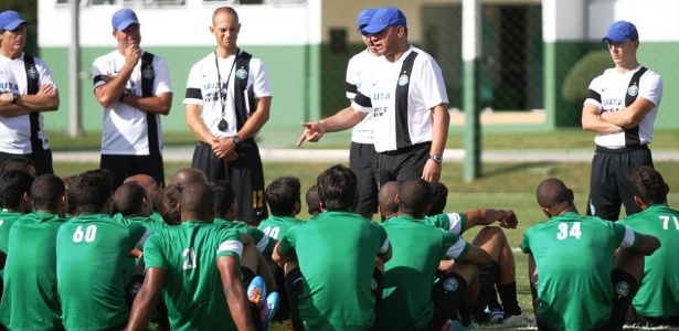 Técnico Celso Roth conversa com os jogadores do Coritiba em seu primeiro dia de trabalho - Divulgação/Coritiba