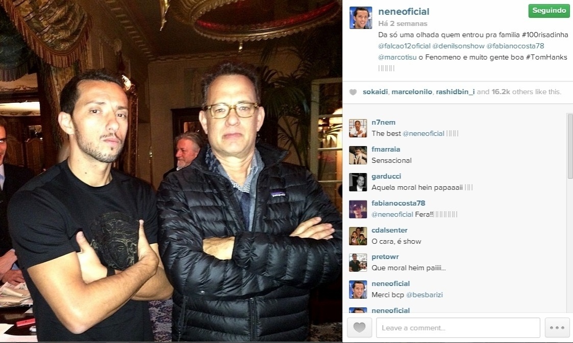 Ao lado do atacante Nenê, o ator Tom Hanks aderiu ao movimento do "sem risadinha" para as fotos - Reprodução/Instagram