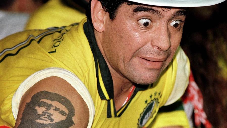 Diego Maradona acompanha desfila do carnaval de 1998, no Rio de Janeiro - Gregg Newton REUTERS