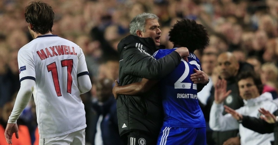 08.abr.2014 - José Mourinho abraça Willian após o Chelsea garantir vaga nas semifinais da Liga dos Campeões