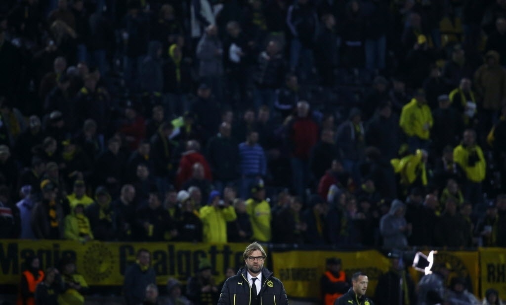 08.abr.2014 - Técnico do Borussia, Juergen Klopp aguarda o início do segundo duelo contra o Real Madrid pelas quartas da Liga. Jogando em casa, o time de Dortmund terá de reverter uma vantagem de 3 a 0 imposta pelos espanhois no jogo de ida. - REUTERS/Kai Pfaffenbach