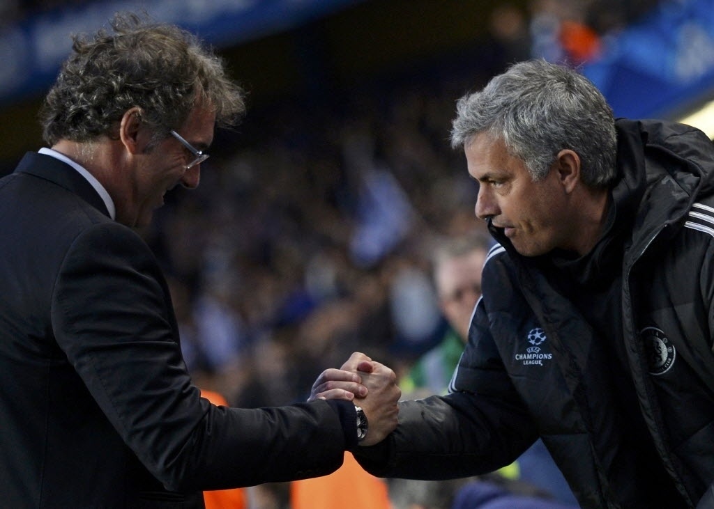08.abr.2014 - Técnico do Chelsea, José Mourinho (dir) cumprimenta Laurent Blanc, técnico do PSG, antes do duelo entre as duas equipes pelas quartas de final da Liga dos Campeões - REUTERS/Dylan Martinez
