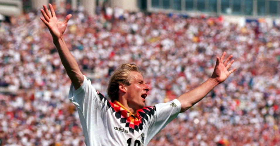 Juergen Klinsmann comemora gol na vitória da Alemanha por 1 a 0 sobre a Bolívia, na Copa do Mundo de 1994