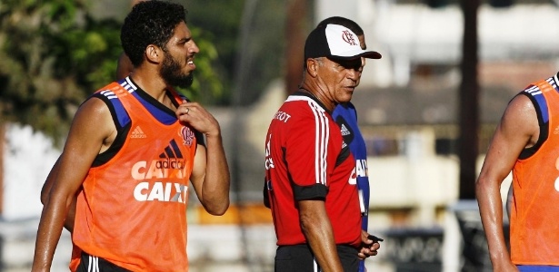 Técnico Jayme de Almeida orienta jogadores do Flamengo em treino realizado no CT Ninho do Urubu - Alexandre Vidal/Fla Imagem