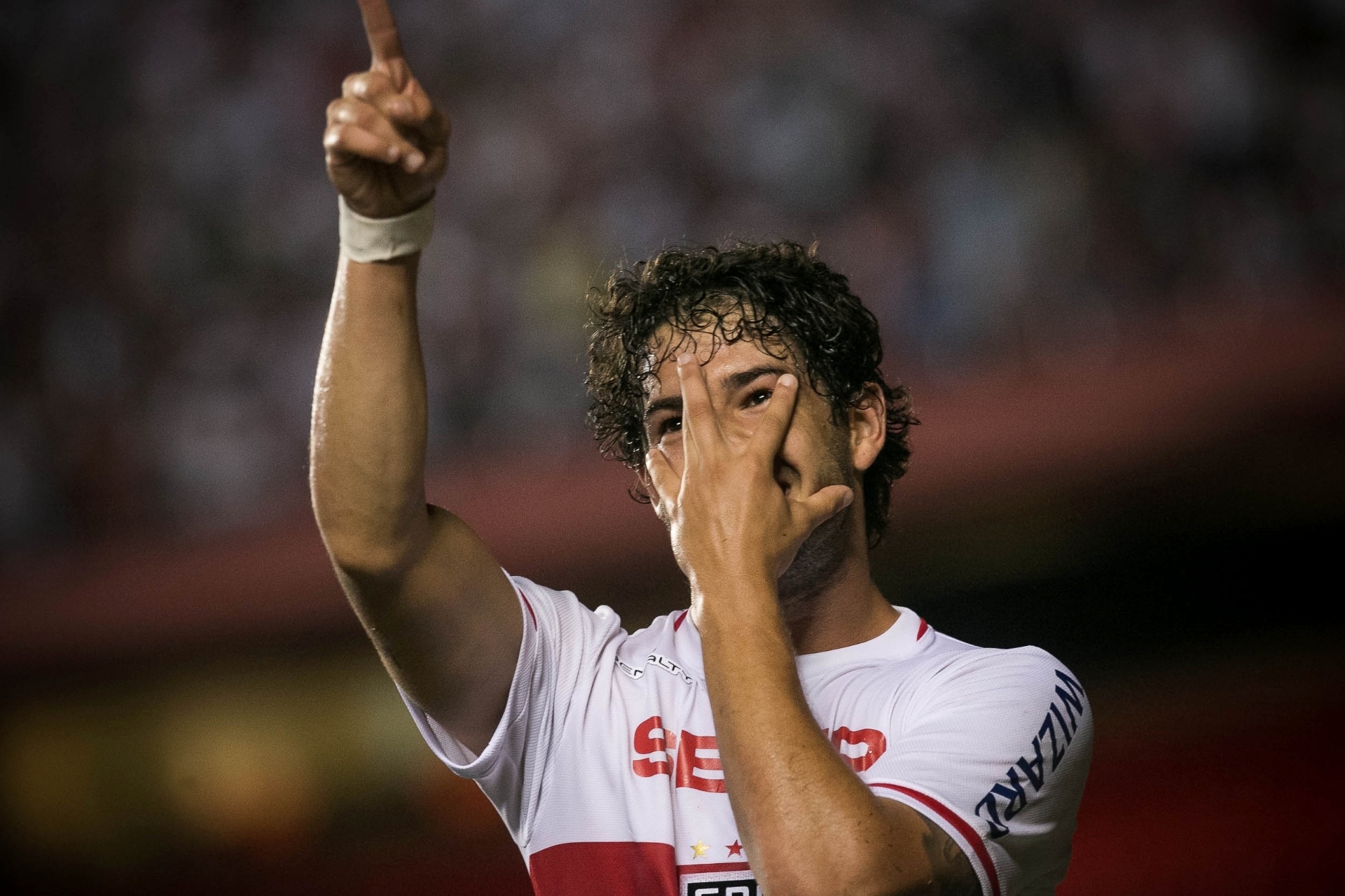 09.abr.2014 - Alexandre Pato faz a já conhecida "máscara" ao comemorar primeiro do São Paulo sobre o CSA - Rodrigo Capote/UOL