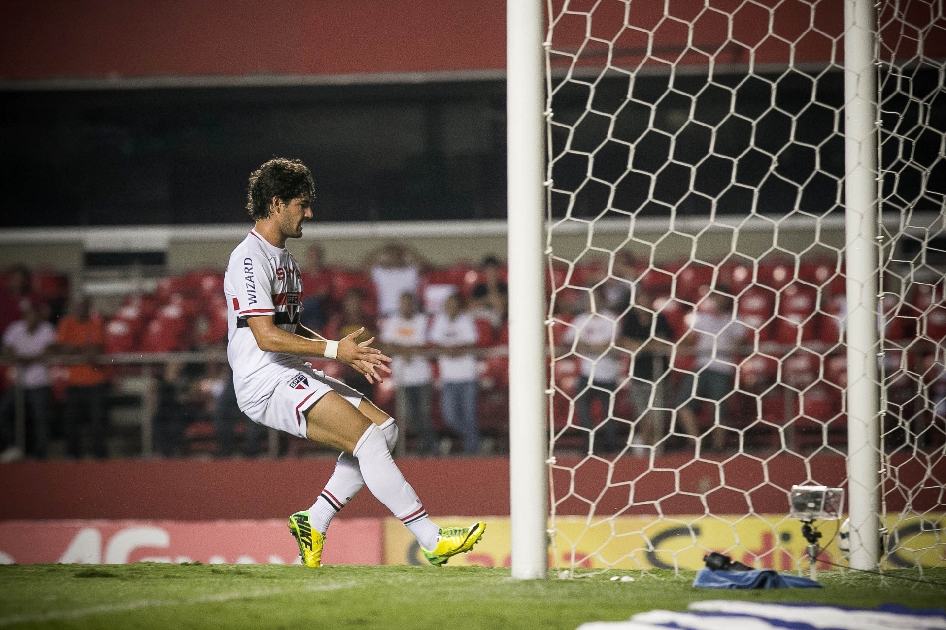 09.abr.2014 - Alexandre Pato lamenta não alcançar bola durante jogo contra o CSA pela Copa do Brasil - Rodrigo Capote/UOL
