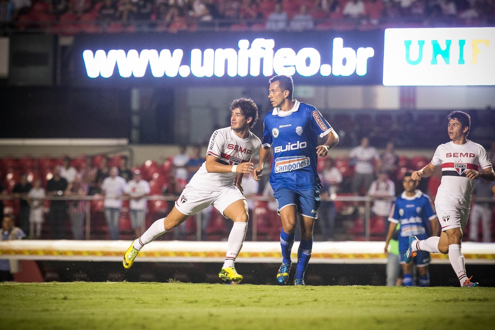 09.abr.2014 - Alexandre Pato se movimenta entre a marcação do CSA durante jogo pela Copa do Brasil - Rodrigo Capote/UOL