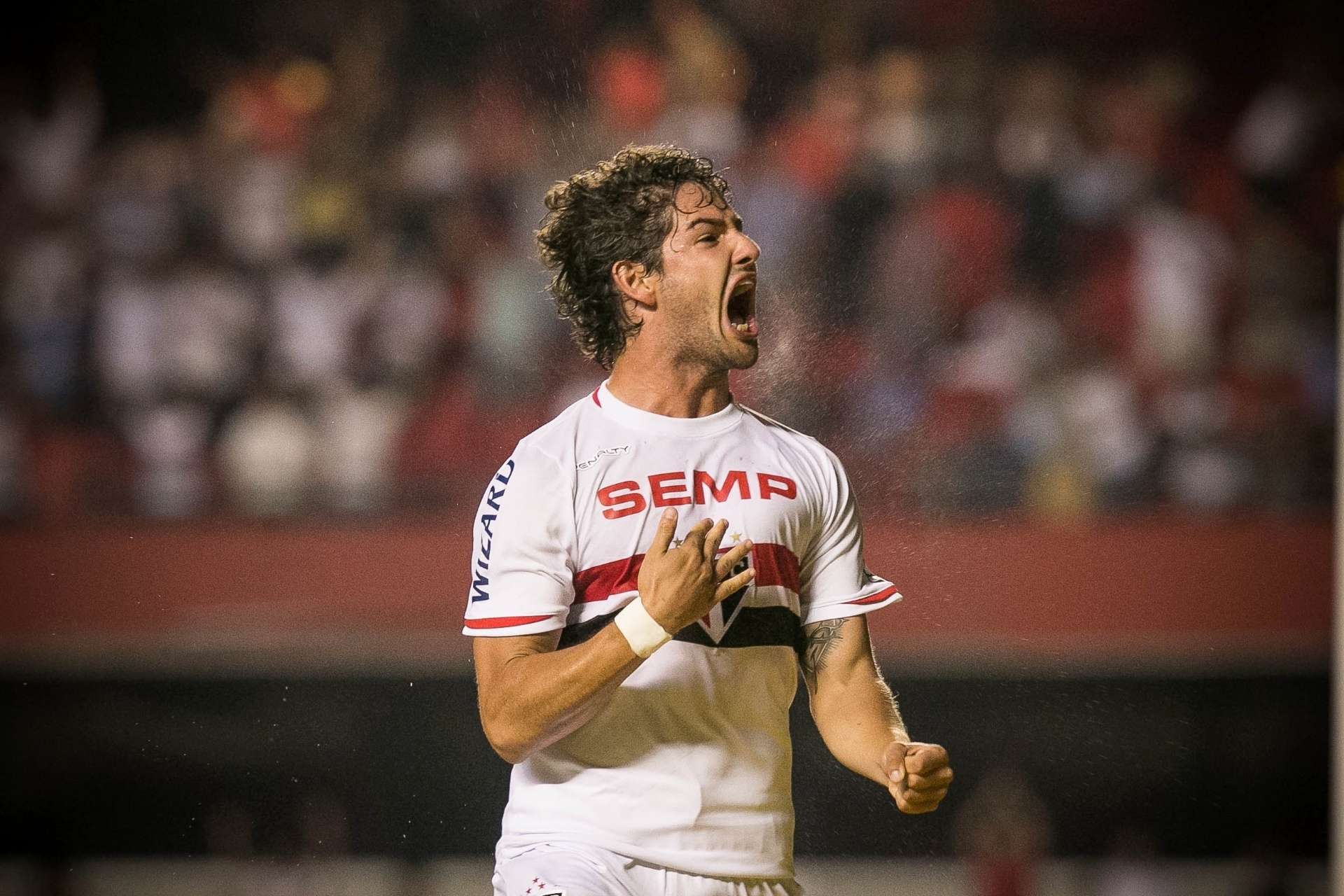 09.abr.2014 - Alexandre Pato vibra após anotar gol para o São Paulo sobre o CSA pela Copa do Brasil - Rodrigo Capote/UOL