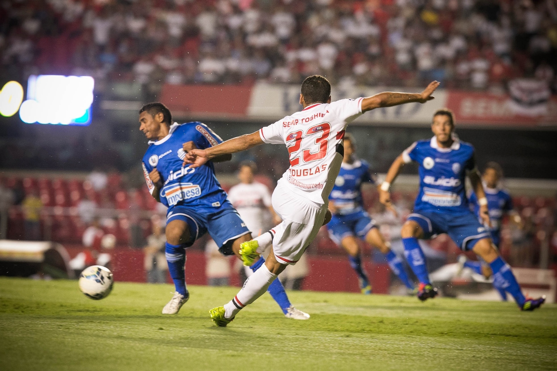 09.abr.2014 - Douglas arrisca chute contra a marcação do CSA em jogo pela Copa do Brasil - Rodrigo Capote/UOL