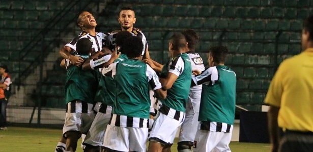 Jogadores do Figueirense comemoram gol em vitória diante do Plácido de Castro - Luiz Henrique / site oficial do Figueirense