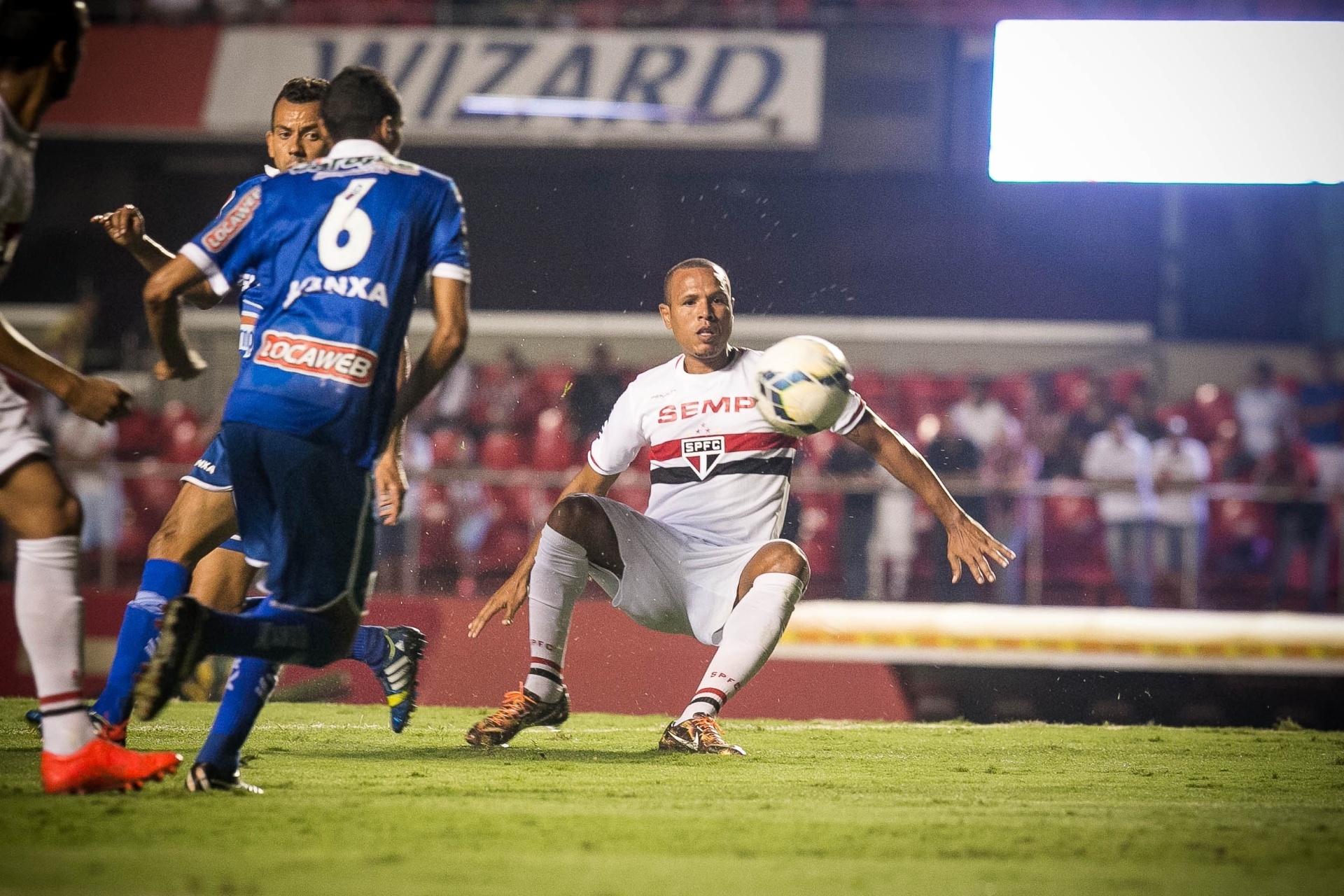 09.abr.2014 - Luis Fabiano cai no chão ao tentar jogada para o São Paulo durante jogo contra o CSA - Rodrigo Capote/UOL