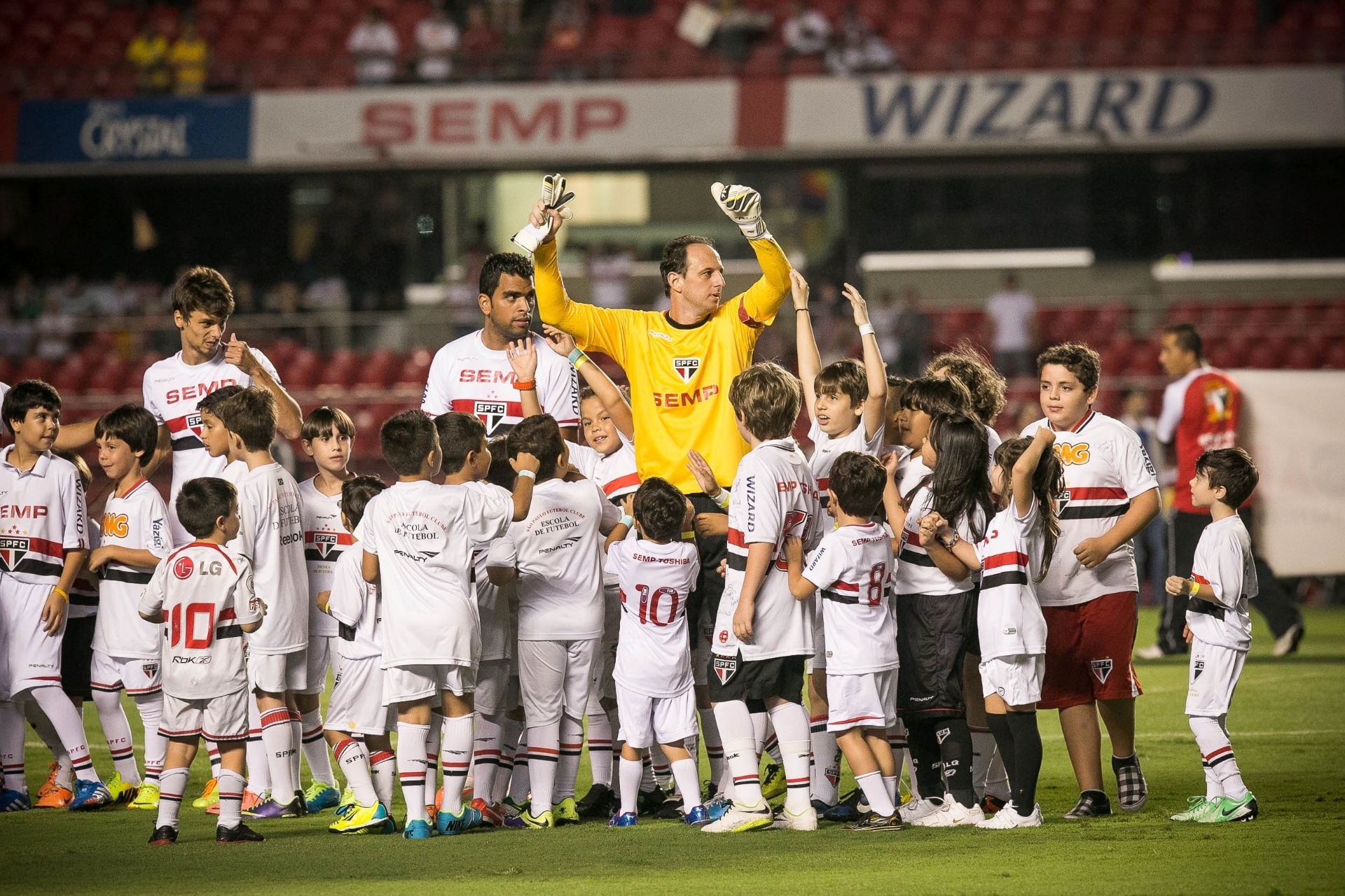 09abr.2014 - Rogério Ceni acena para a torcida antes de partida contra o CSA pela Copa do Brasil - Rodrigo Capote/UOL