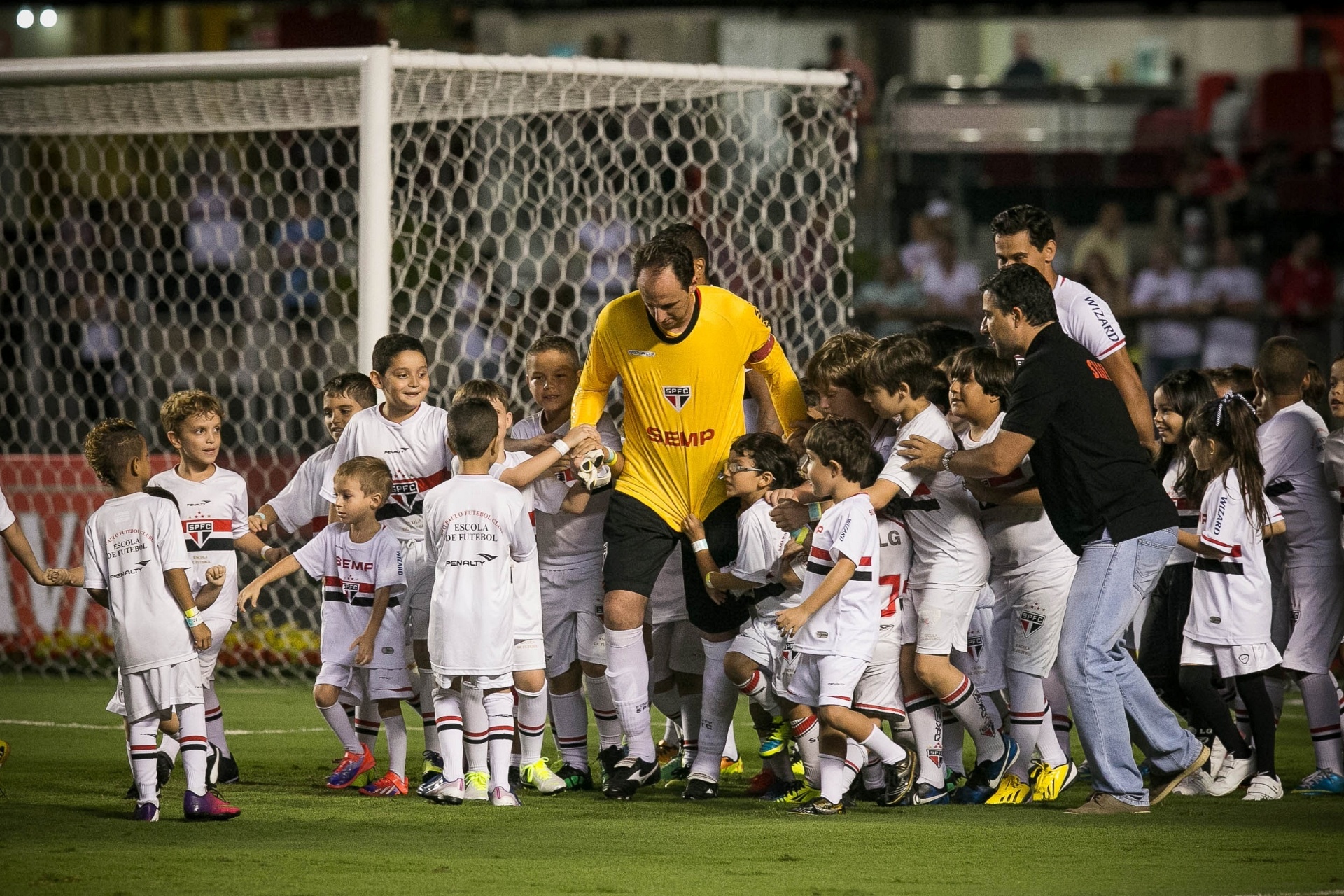 09.abr.2014 - Rogério Ceni entra em campo rodeado de crianças para jogo contra o CSA pela Copa do Brasil - Rodrigo Capote/UOL