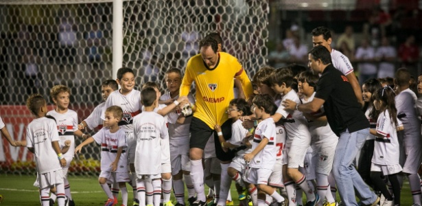 Rogério Ceni entra em campo rodeado de crianças. Número chegava a mais de 200 em jogos - Rodrigo Capote/UOL