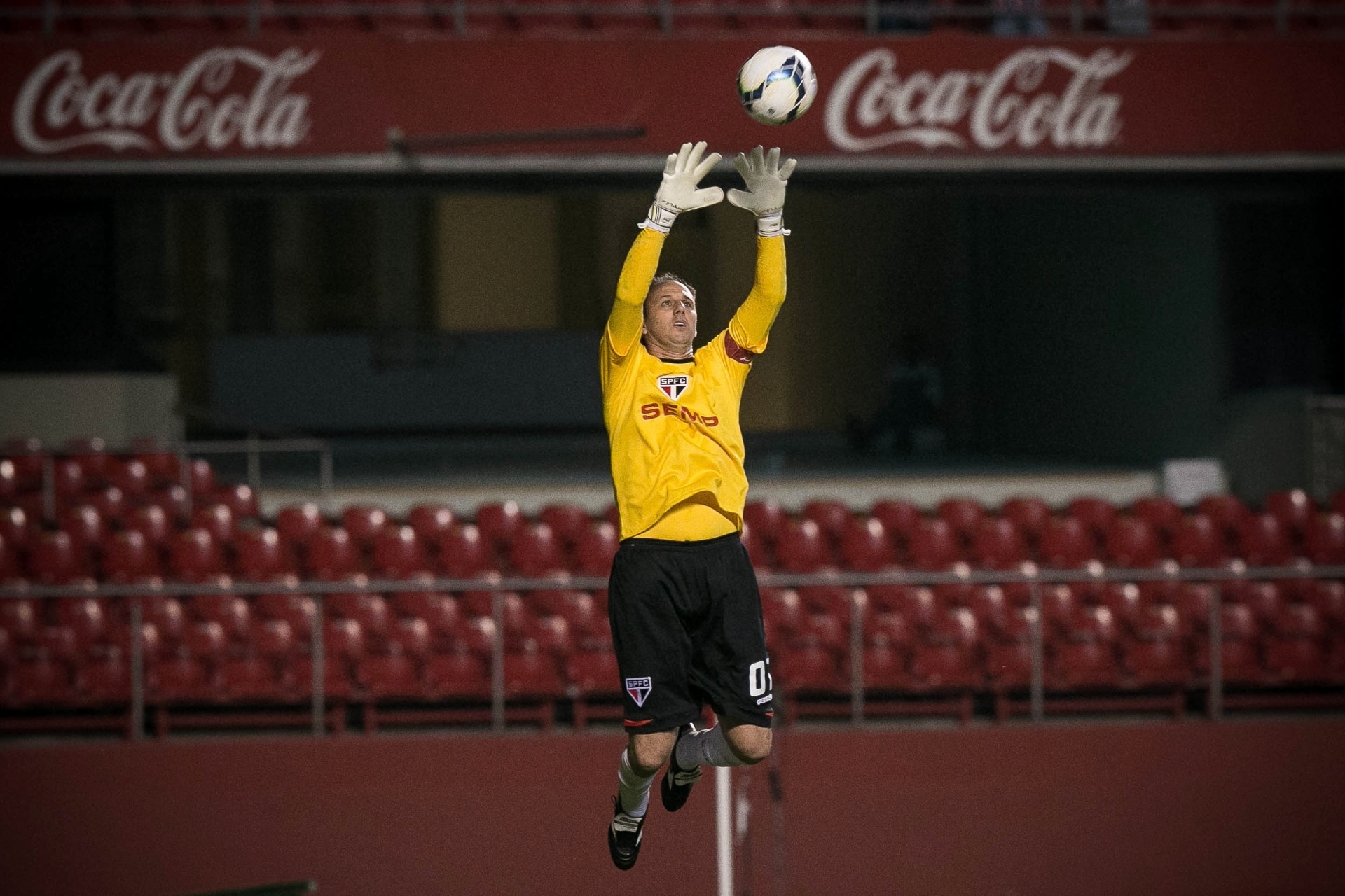 09.abr.2014 - Rogério Ceni faz aquecimento antes de partida contra o CSA pela Copa do Brasil - Rodrigo Capote/UOL
