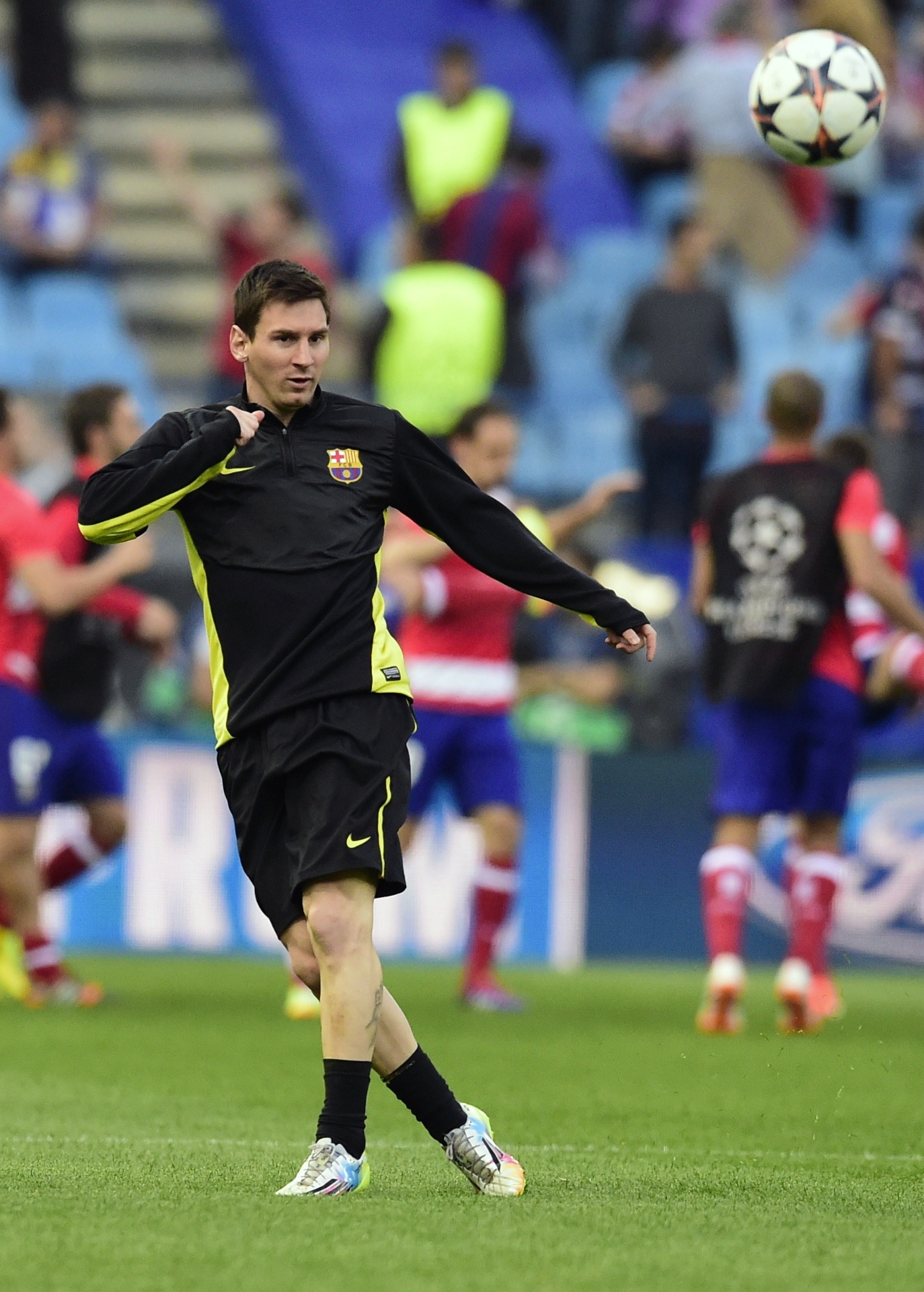 9.abr.2014 - Atacante argentino Lionel Messi bate na bola no aquecimento para a partida entre Atlético de Madri e Barcelona - AFP PHOTO / JAVIER SORIANO