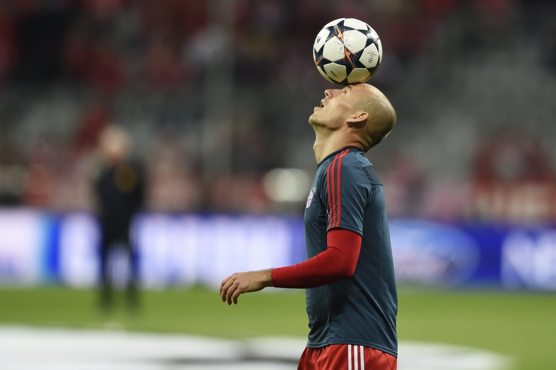 9.abr.2014 - Atacante Arjen Robben, do Bayern de Munique, faz malabarismo com a bola durante aquecimento para a partida contra o Manchester United - AFP PHOTO / ODD ANDERSEN