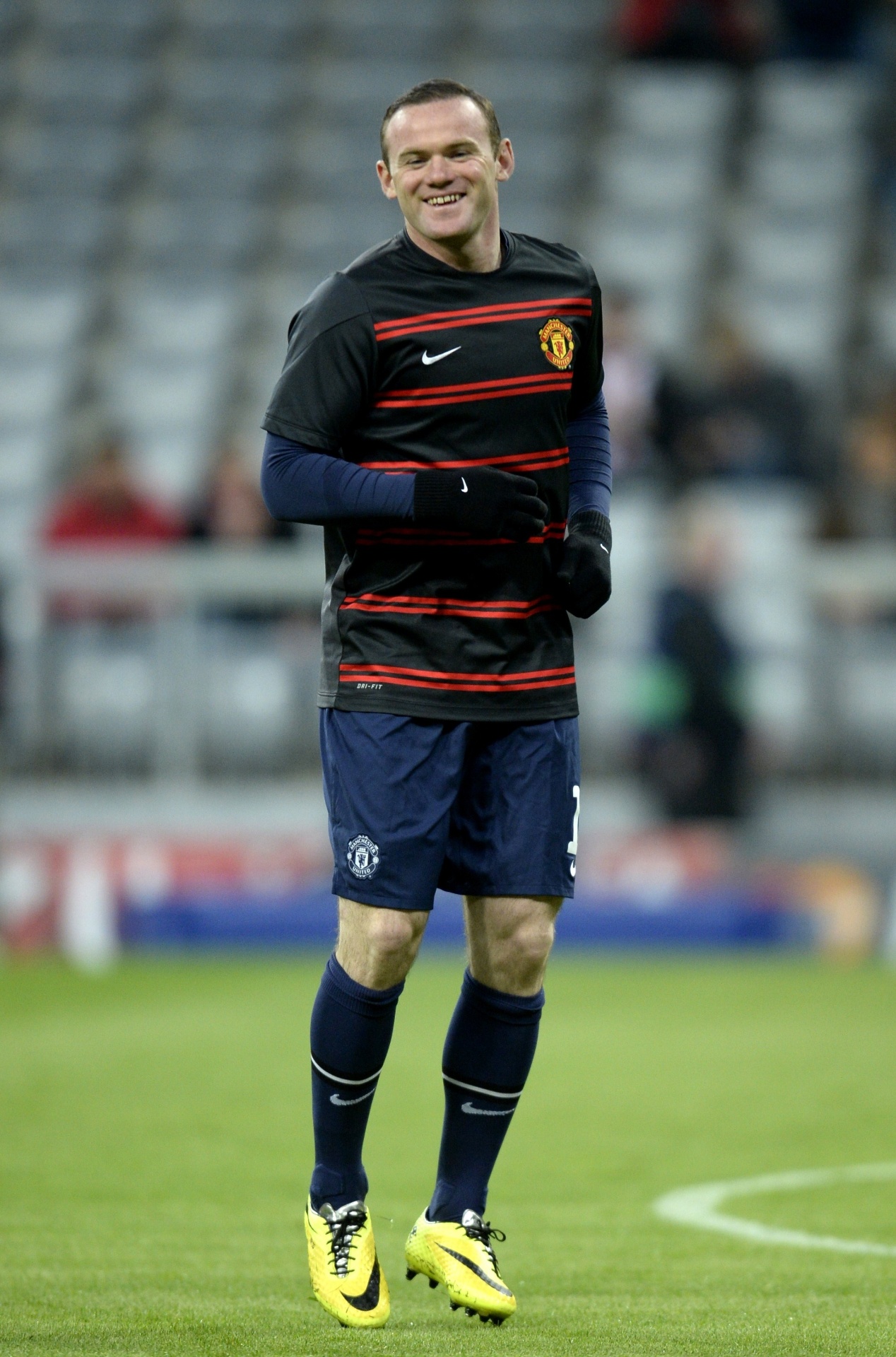 9.abr.2014 - Atacante do Manchester United, Wayne Rooney, faz aquecimento antes do confronto com o Bayern de Munique, pela Liga dos Campeões - AFP PHOTO/JOHANNES EISELE
