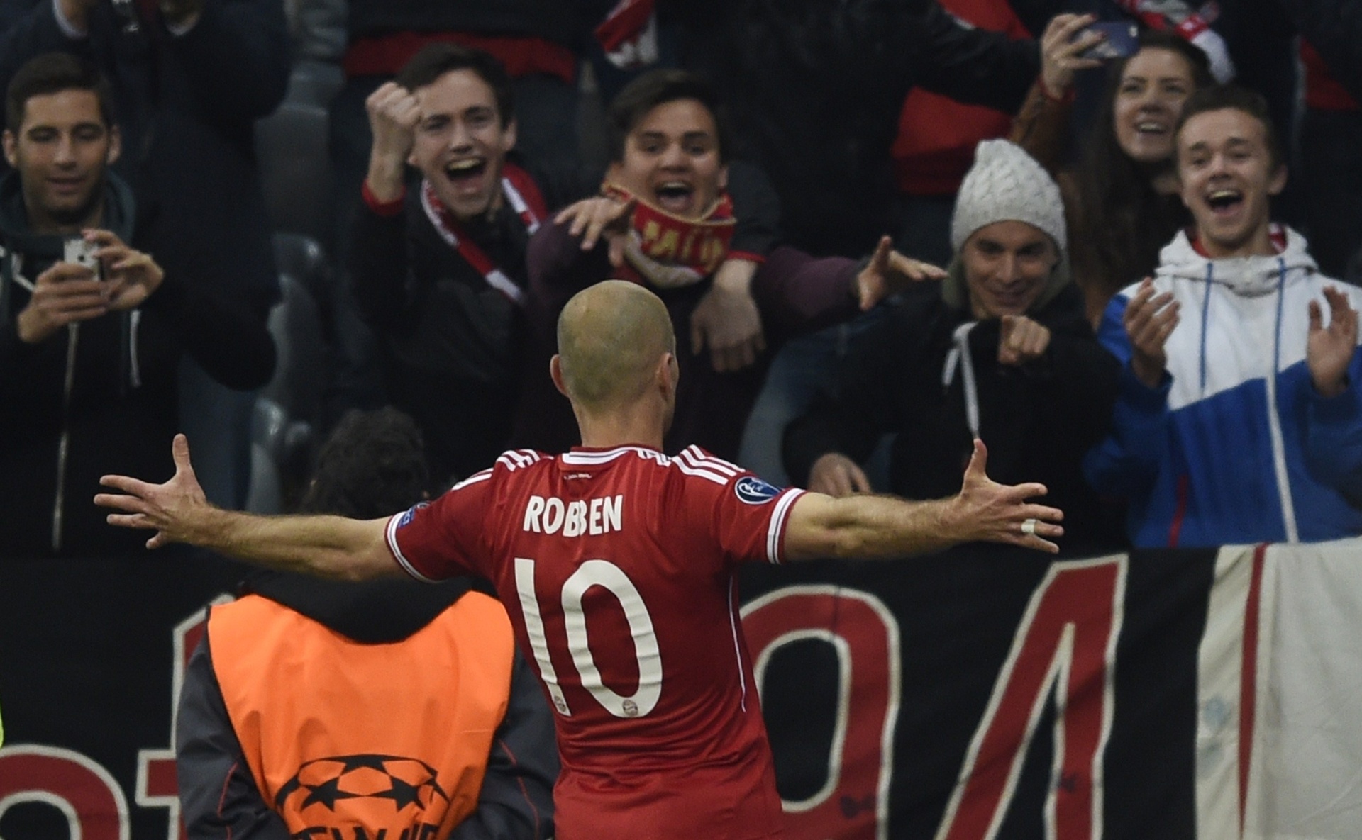 9.abr.2014 - Atacante holandês Arjen Robben comemora com a torcida do Bayern de Munique o terceiro gol do time no duelo com o Manchester United - AFP PHOTO / ODD ANDERSEN