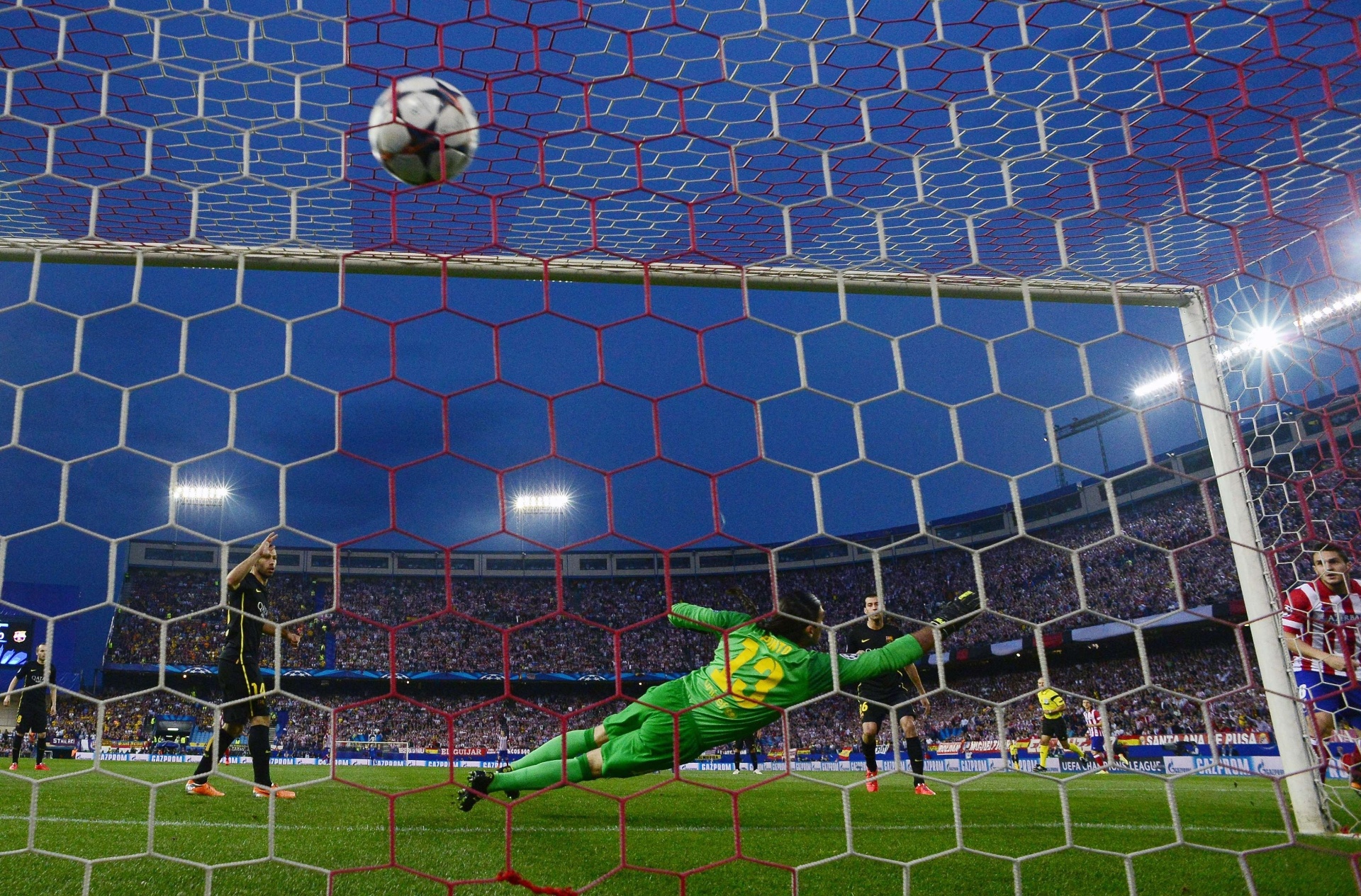 9.abr.2014 - Goleiro José Manuel Pinto não consegue impedir o primeiro gol do Atlético de Madri, marcado por Koke - AFP PHOTO / JAVIER SORIANO