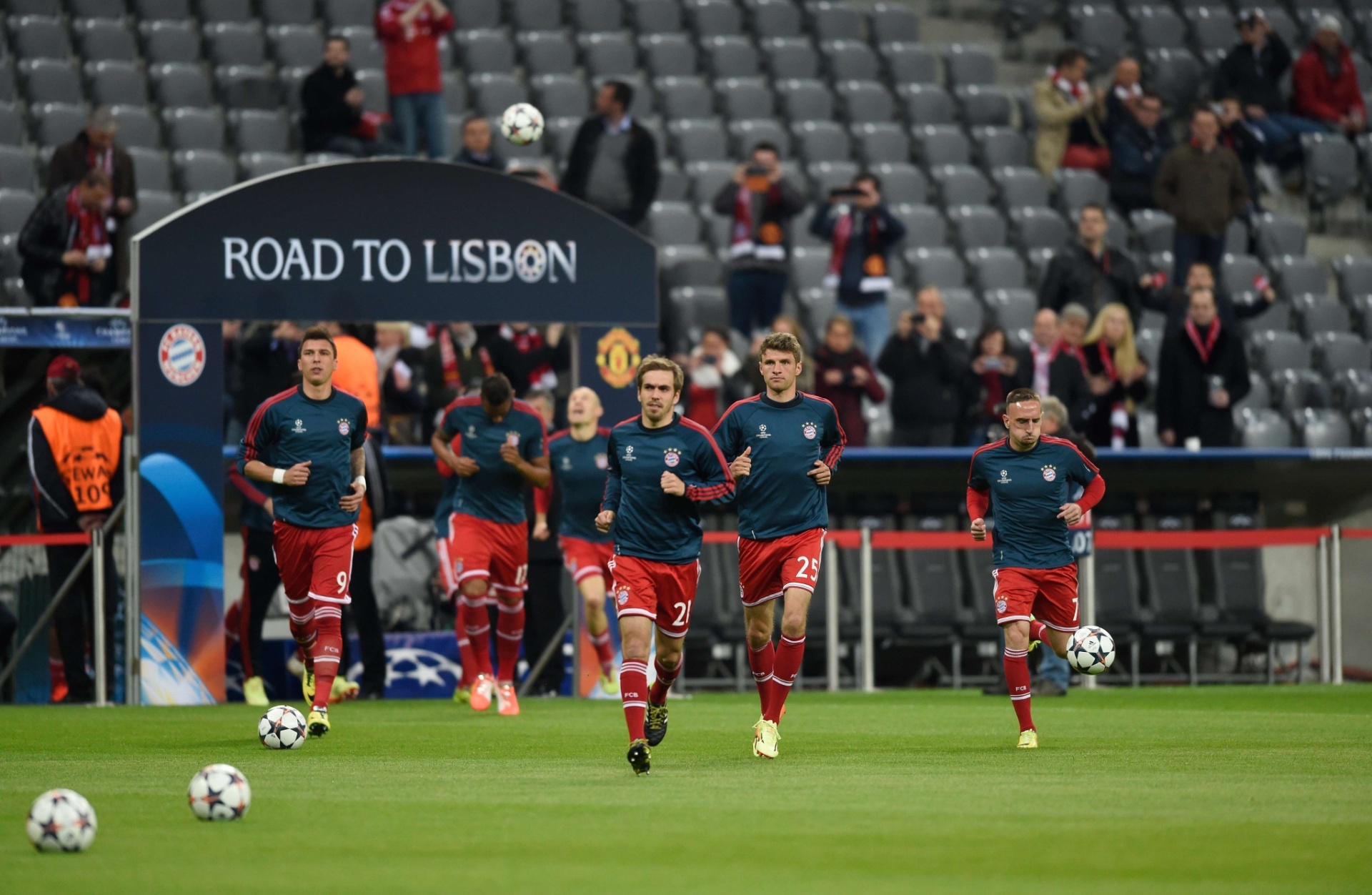 9.abr.2014 - Jogadores do Bayern de Munique realizam o aquecimento antes da partida contra o Manchester United - AFP PHOTO / ODD ANDERSEN