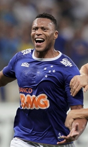 9.abr.2014 - Julio Baptista sorri para comemorar seu gol, o terceiro do Cruzeiro sobre o R. Garcilaso no Mineirão