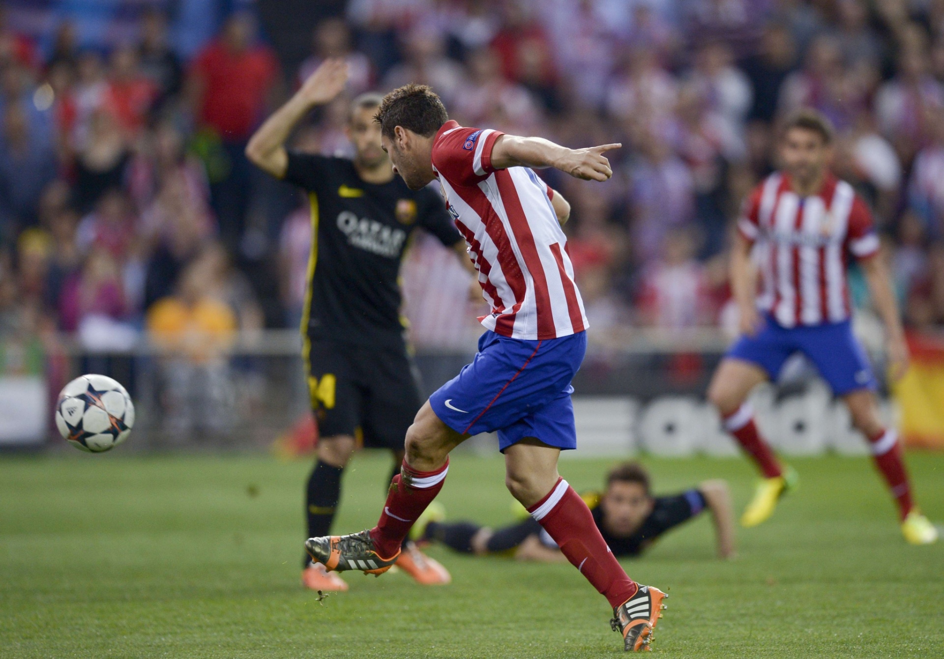 9.abr.2014 - Meia Koke, do Atlético de Madri, finaliza para abrir o placar no duelo contra o Barcelona - AFP PHOTO / DANI POZO