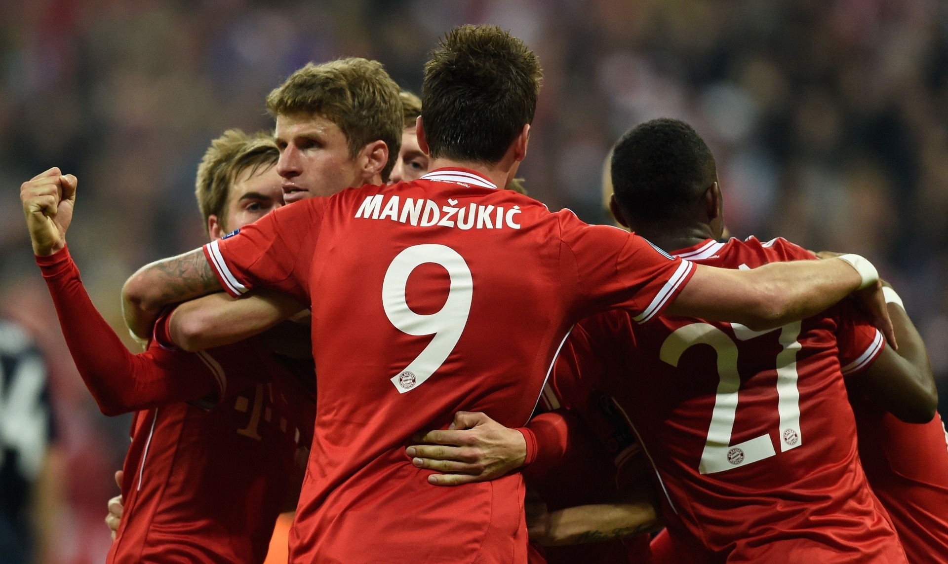 9.abr.2014 - Meia Thomas Muller é abraçado pelos seus companheiros após marcar o segundo gol do Bayern de Munique, o da virada sobre o Manchester United - AFP PHOTO / ODD ANDERSEN