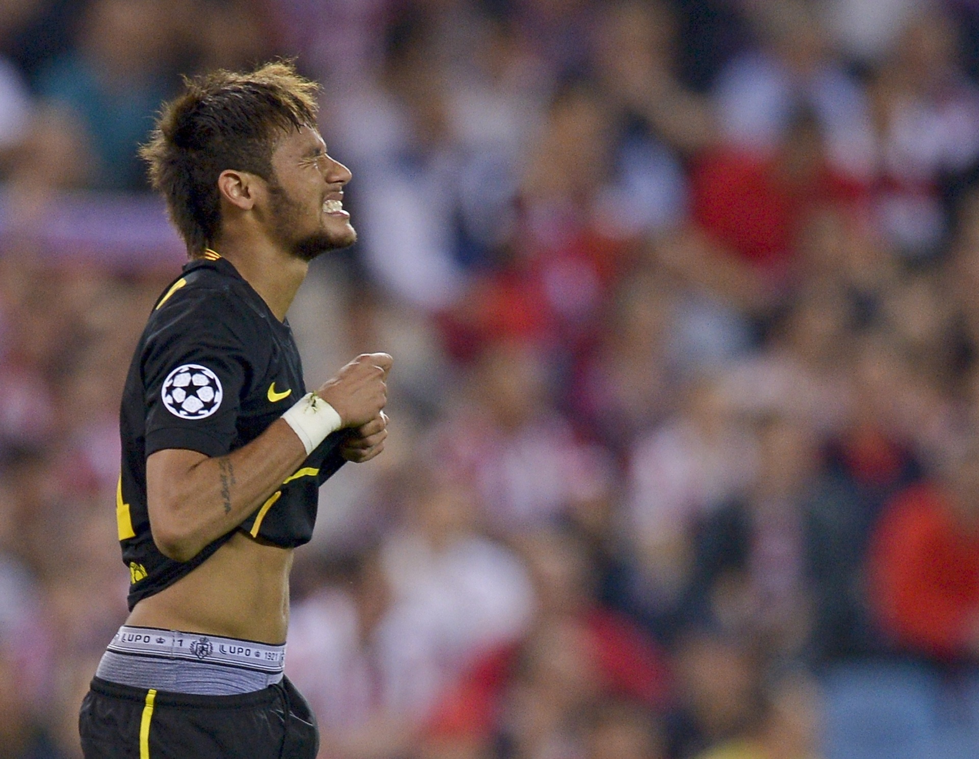 9.abr.2014 - Neymar lamenta mais uma vez durante a partida entre Atlético de Madri e Barcelona - AFP PHOTO / DANI POZO