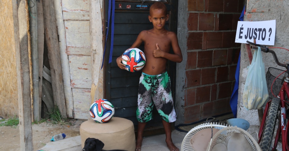 Fotos tiradas na favela Nova Holanda, pela ONG Rio de Paz, filiada ao DPI da ONU. As fotos representam a continuação da campanha ?É justo??, que luta contra o mau uso do dinheiro público e os problemas que eles acarretam. O Rio de Paz pede que o Governo Federal e a Fifa respondam pelos altos incentivos financeiros investidos em arenas esportivas e não nas prioridades básicas.